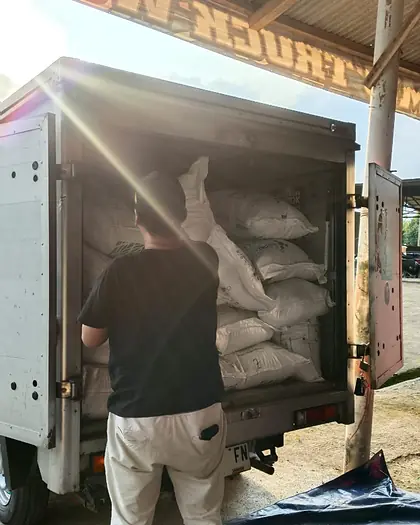 Muat karung untuk pengiriman